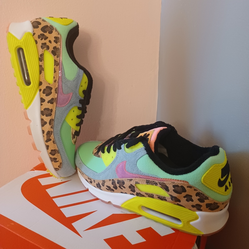 NEW DS Size 10 - Nike Air Max 90 LX Illusion Green 2020